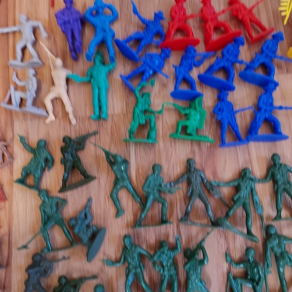 Vintage Lot Plastic Military Figures Native Americans Cowboys Play Mat Cake Top - Picture 10 of 13